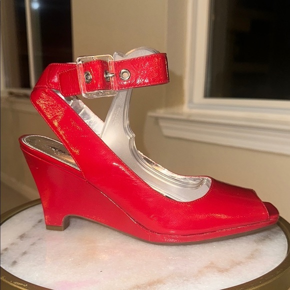 Aerosoles French Kiss Women's Red Patent Leather Wedge Sandals with Peep Toe 8.5 - Picture 1 of 12